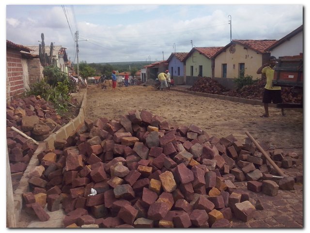 Prefeito Dr. Moura  amplia o calçamento da Rua Joaquim Leal - Imagem 4