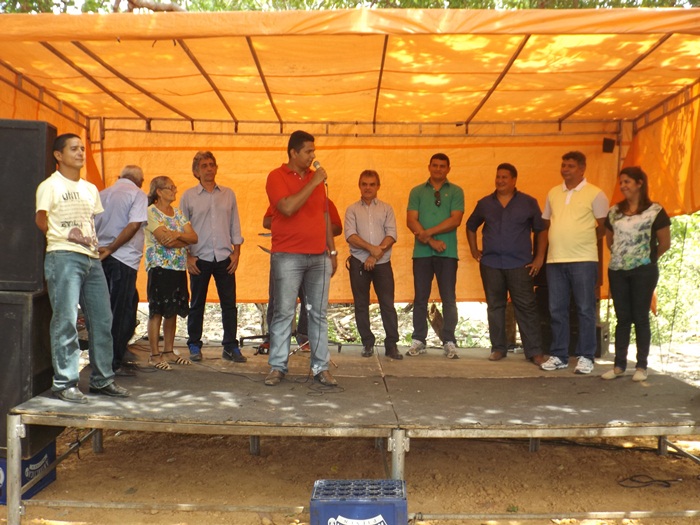 Prefeito Zé Henrique entrega passagem molhada e abastecimento d'água na zona rural do município!   - Imagem 8