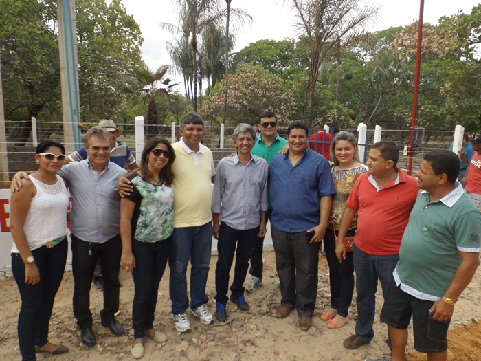Prefeito Zé Henrique entrega passagem molhada e abastecimento d'água na zona rural do município!   - Imagem 4