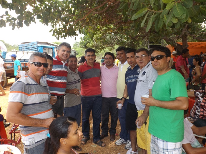 Prefeito Zé Henrique entrega passagem molhada e abastecimento d'água na zona rural do município!   - Imagem 17