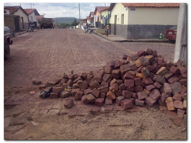Prefeito Dr. Moura  amplia o calçamento da Rua Joaquim Leal - Imagem 3