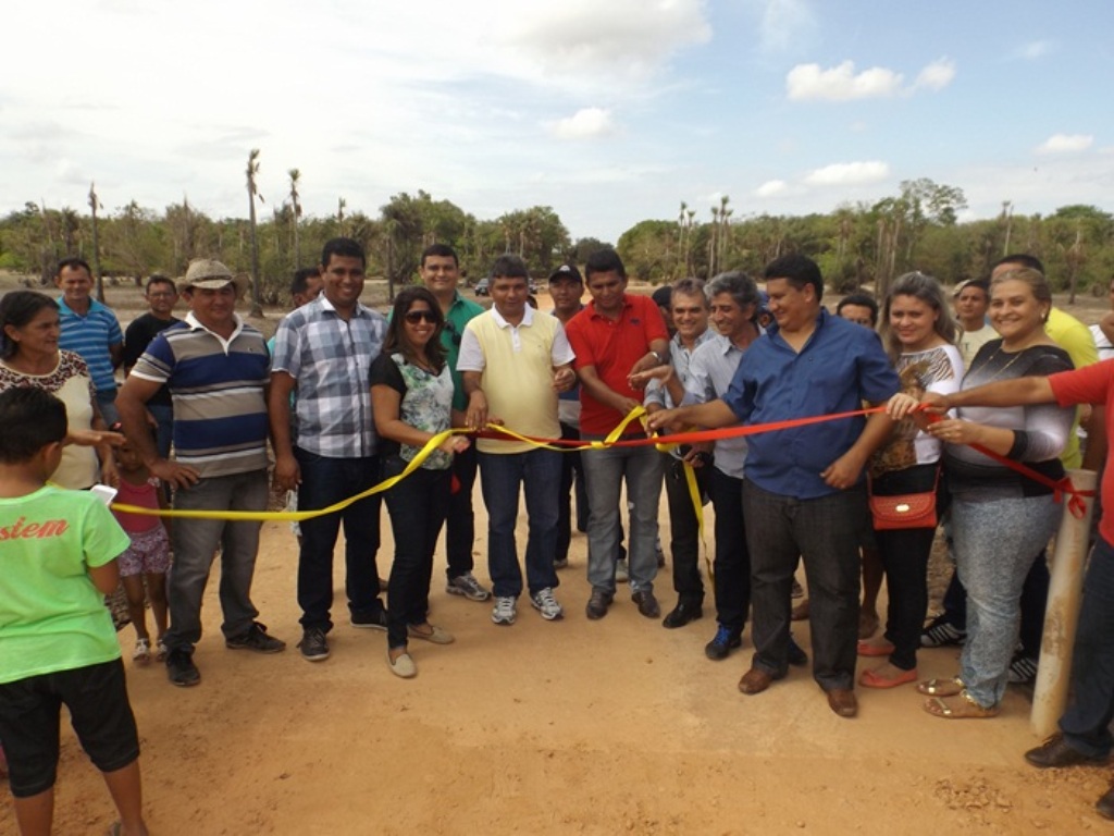 Prefeito Zé Henrique entrega passagem molhada e abastecimento d'água na zona rural do município!  