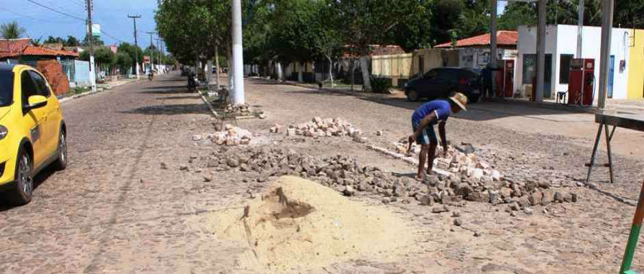 Prefeitura recupera trecho da Av. Vicente Augusto destruído por caminhão de combustível 