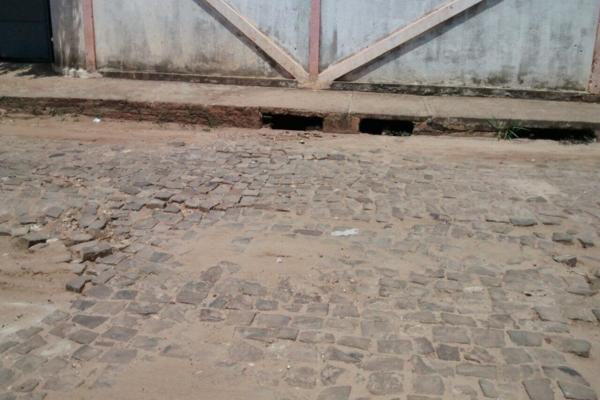 Secretário de Infraestrutura e Meio Ambiente , José Orlando, está recuperando canaletas - Imagem 2