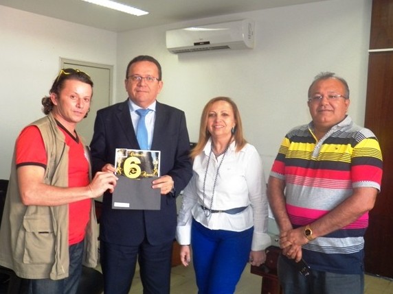 Francisco Sobrinho entrega convite dos 6 anos do portal Barras Virtual - Imagem 4