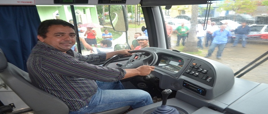 Secretaria municipal de Educação e SAAE ganham novos carros