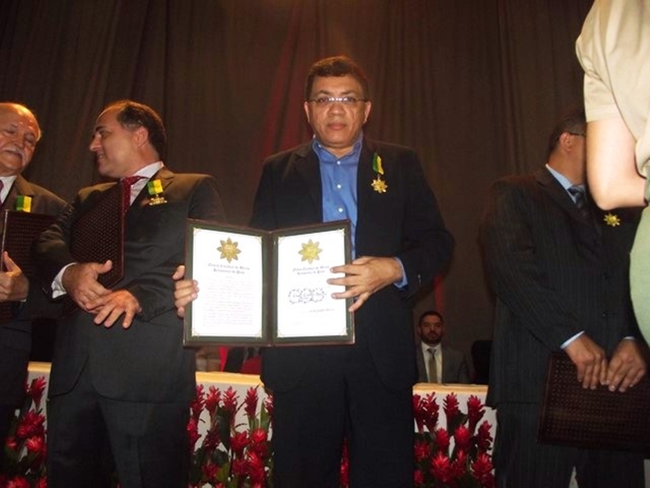 Prefeito Edgar Castelo Branco recebe outorga do Mérito Renascença