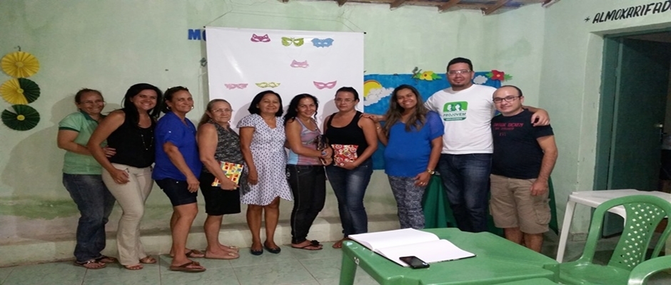 Oficina de adereços de carnaval é ofertada para orientadores sociais