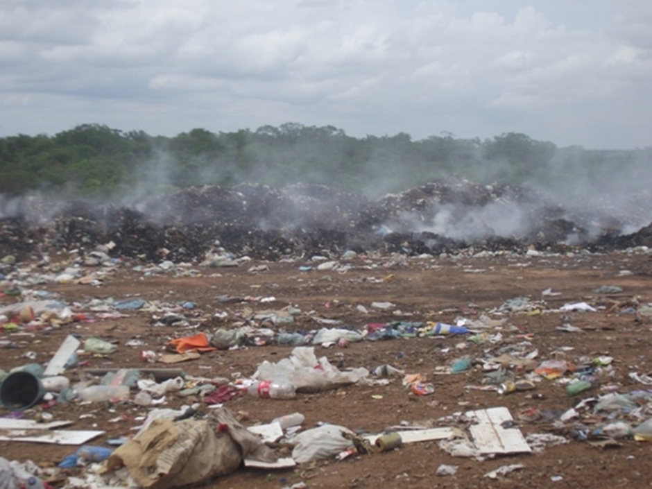 Incêndio em lixão a 1 km de Santa Rosa deixa população em alerta