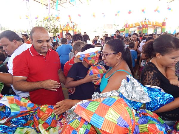 Prefeitura de Lagoinha realiza grande festa para as Crianças - Imagem 34