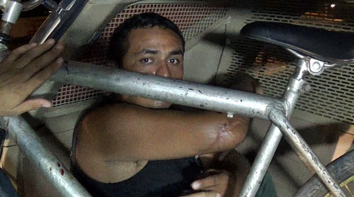 Após sofrer tentativa de roubo, homem é lesionado e se ajoelha perante acusado - Imagem 5