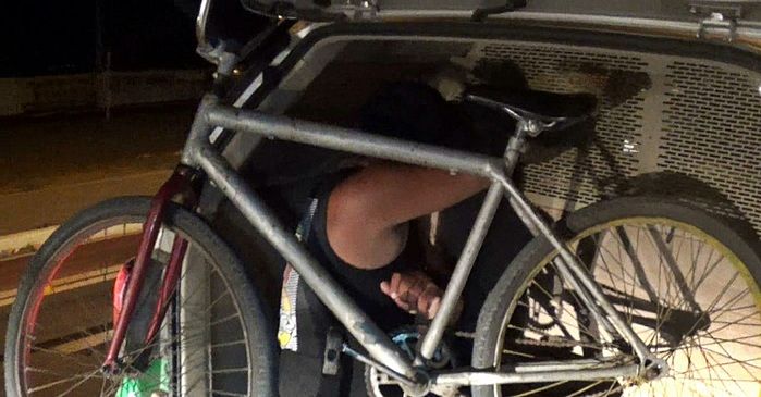 Após sofrer tentativa de roubo, homem é lesionado e se ajoelha perante acusado - Imagem 4