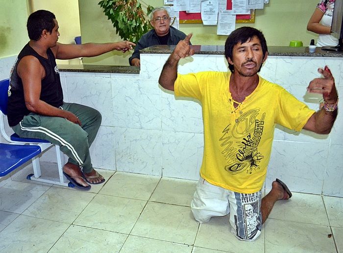 Após sofrer tentativa de roubo, homem é lesionado e se ajoelha perante acusado - Imagem 1