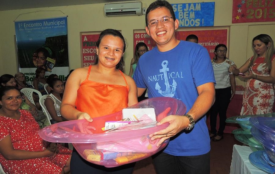 Prefeitura distribui enxovais para gestantes beneficiárias do Bolsa Família