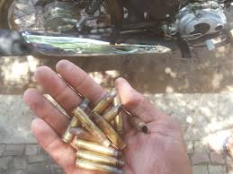 Corpo de assaltante só foi removido na manhã desta terça dos correios de Santo Inácio - Imagem 2