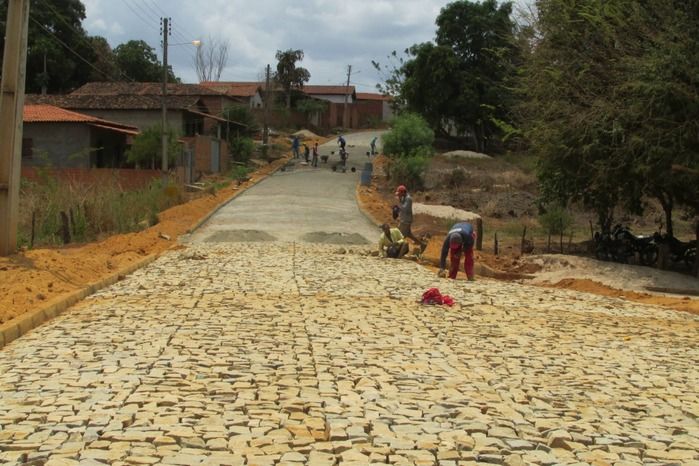 Obra de Calçamento na entrada do Bairro Faveira em fase final - Imagem 3