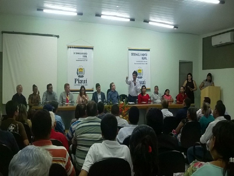       PAA beneficia  112 Agricultores Familiares e famílias carentes de  Monsenhor Gil