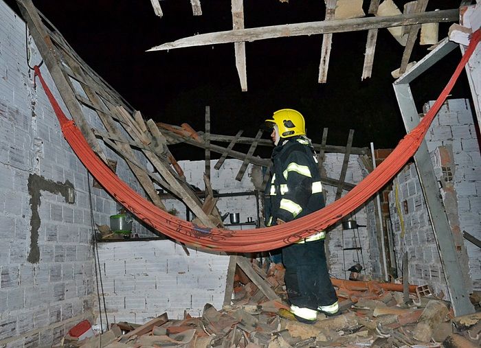 Telhado de casa desaba sobre família em Parnaíba e deixa feridos - Imagem 4