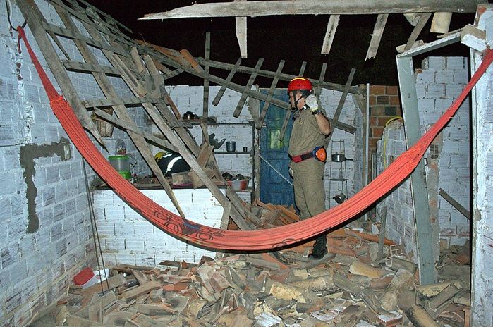 Telhado de casa desaba sobre família em Parnaíba e deixa feridos - Imagem 1