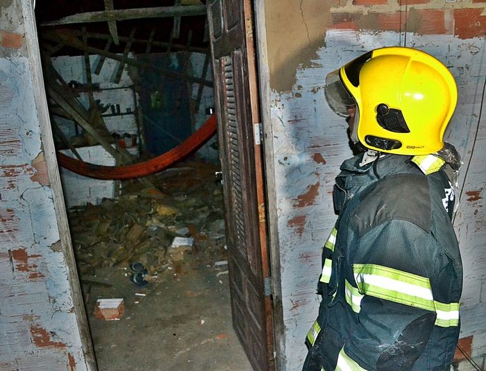 Telhado de casa desaba sobre família em Parnaíba e deixa feridos - Imagem 3