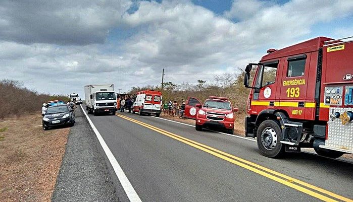 Caminhão com seis toneladas de frango tomba na BR-402 e deixa três feridos - Imagem 3