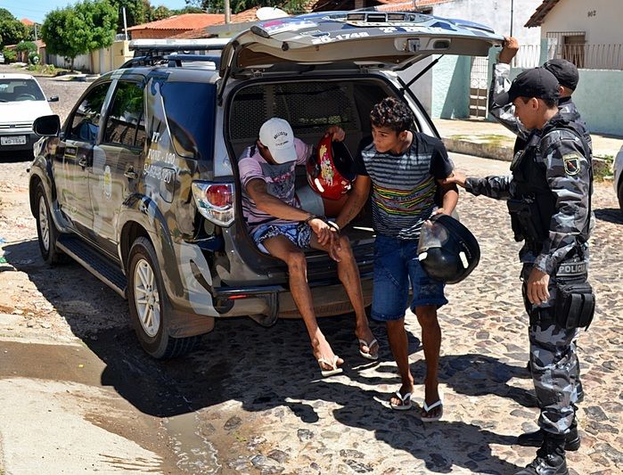 Durante blitz, PM flagra dupla com maconha e dinheiro em Parnaíba - Imagem 1
