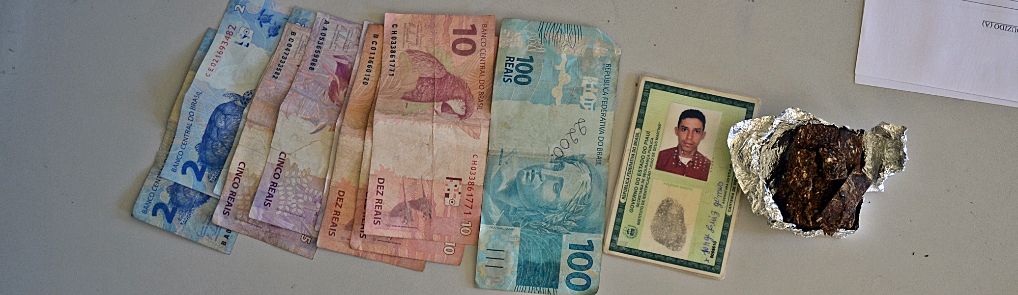 Durante blitz, PM flagra dupla com maconha e dinheiro em Parnaíba