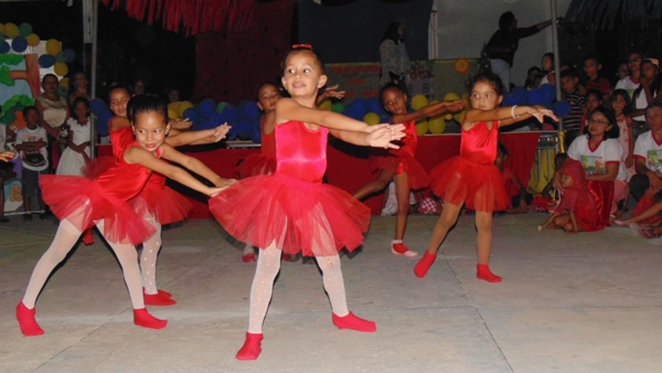 Crianças emocionam público ao darem show no festival de leitura em Santo Inácio - Imagem 35