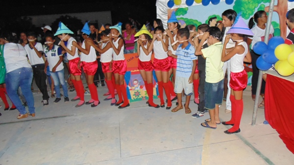 Crianças emocionam público ao darem show no festival de leitura em Santo Inácio - Imagem 91