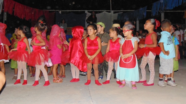 Crianças emocionam público ao darem show no festival de leitura em Santo Inácio - Imagem 30