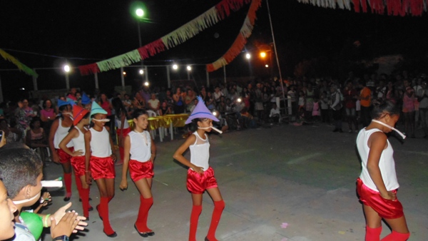 Crianças emocionam público ao darem show no festival de leitura em Santo Inácio - Imagem 100