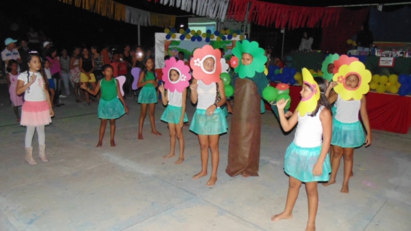 Crianças emocionam público ao darem show no festival de leitura em Santo Inácio - Imagem 90