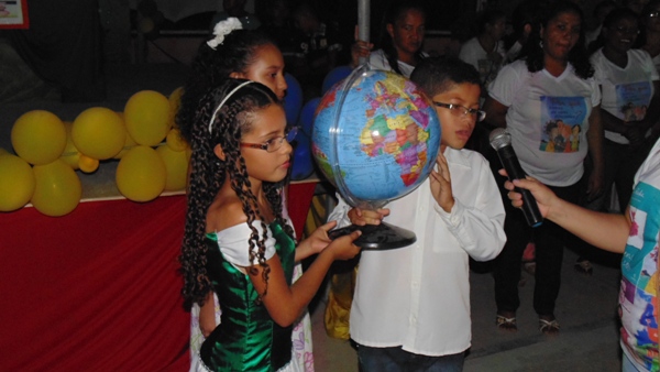 Crianças emocionam público ao darem show no festival de leitura em Santo Inácio - Imagem 75