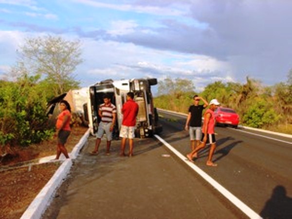 Carreta tomba na BR-343 e duas pessoas ficam feridas em Campo Maior - Imagem 2