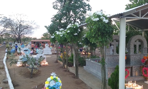 Dia de Finados em Lagoinha dezenas de Lagoinhense foram ao cemitério - Imagem 1