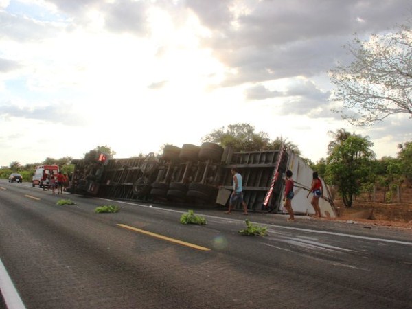 Carreta tomba na BR-343 e duas pessoas ficam feridas em Campo Maior - Imagem 1