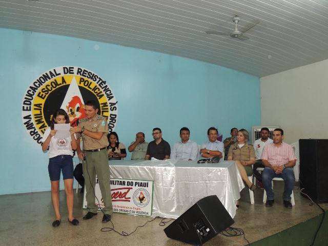 Secretário de segurança Fábio Abreu entrega certificação para alunos do Proerd em Água Branca - Imagem 3