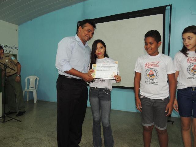 Secretário de segurança Fábio Abreu entrega certificação para alunos do Proerd em Água Branca - Imagem 4