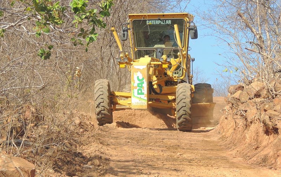Vereador Reginaldo Gomes cumpre promessa e recupera trechos de estradas 