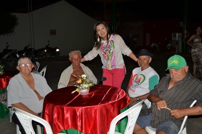 SEMAS e CRAS promovem festa para idosos e encerram as confraternizações 2015 junto aos grupos dos SCFV - Imagem 85