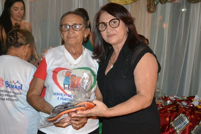 SEMAS e CRAS promovem festa para idosos e encerram as confraternizações 2015 junto aos grupos dos SCFV - Imagem 87