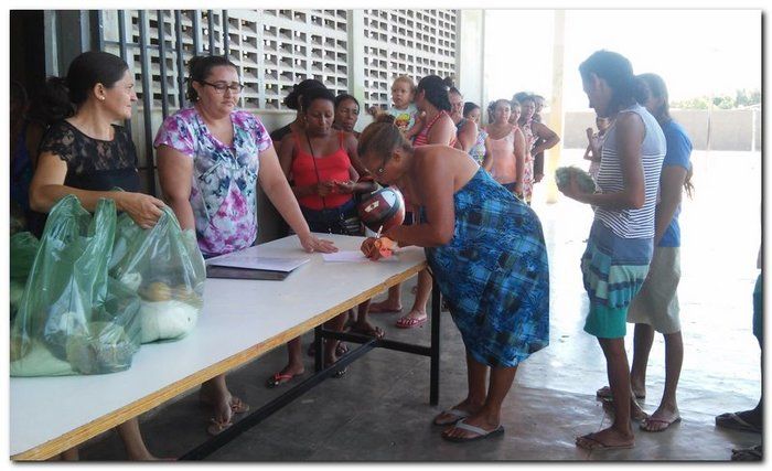 Secretário de Assistência Social Erivan Almondes entrega cestas com alimentos para a população inhumense - Imagem 15