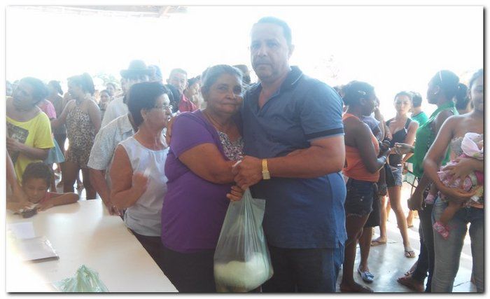 Secretário de Assistência Social Erivan Almondes entrega cestas com alimentos para a população inhumense - Imagem 7
