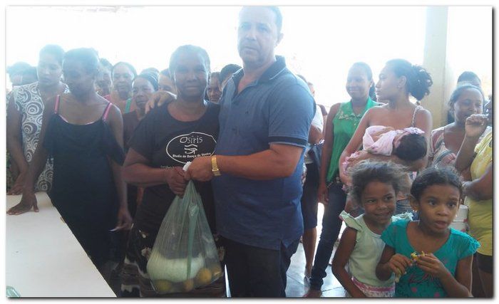 Secretário de Assistência Social Erivan Almondes entrega cestas com alimentos para a população inhumense - Imagem 11