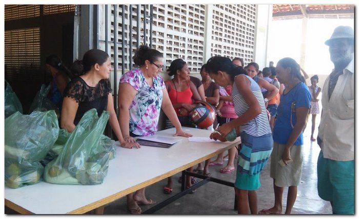 Secretário de Assistência Social Erivan Almondes entrega cestas com alimentos para a população inhumense - Imagem 16