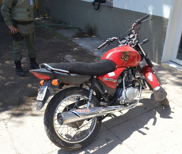 Moto roubada em Parnaíba é encontrada abandonada em matagal - Imagem 2