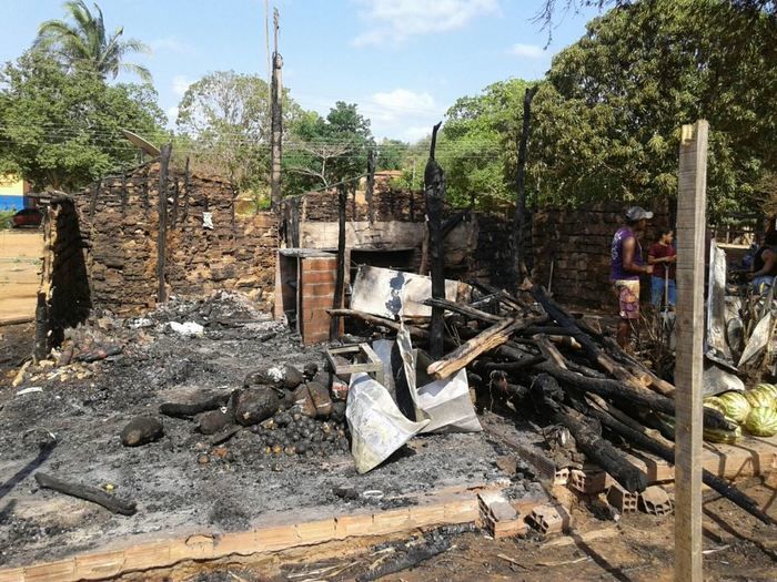 Fogo destrói a Barraca de vendas da Sônia em Angical do piauí   - Imagem 2