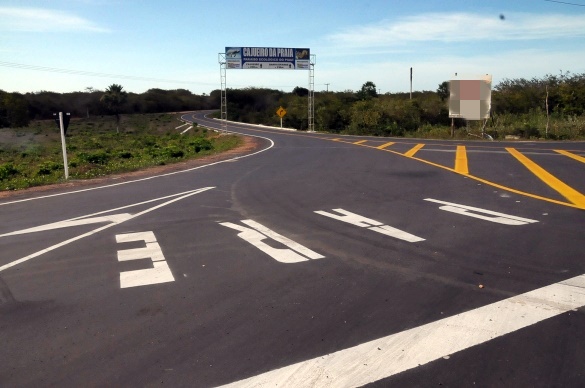 Dupla rouba motocicleta, atira contra vítimas e leva condutor como refém em Luís Correia - Imagem 1