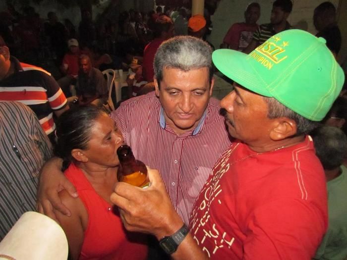 BOA HORA EM FESTA: ZÉ RESENDE ARRASTA MULTIDÃO E COMEMORA SEUS 51 ANOS NO MEIO DO POVO - Imagem 81