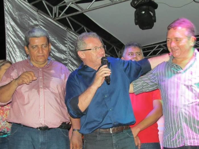 BOA HORA EM FESTA: ZÉ RESENDE ARRASTA MULTIDÃO E COMEMORA SEUS 51 ANOS NO MEIO DO POVO - Imagem 21